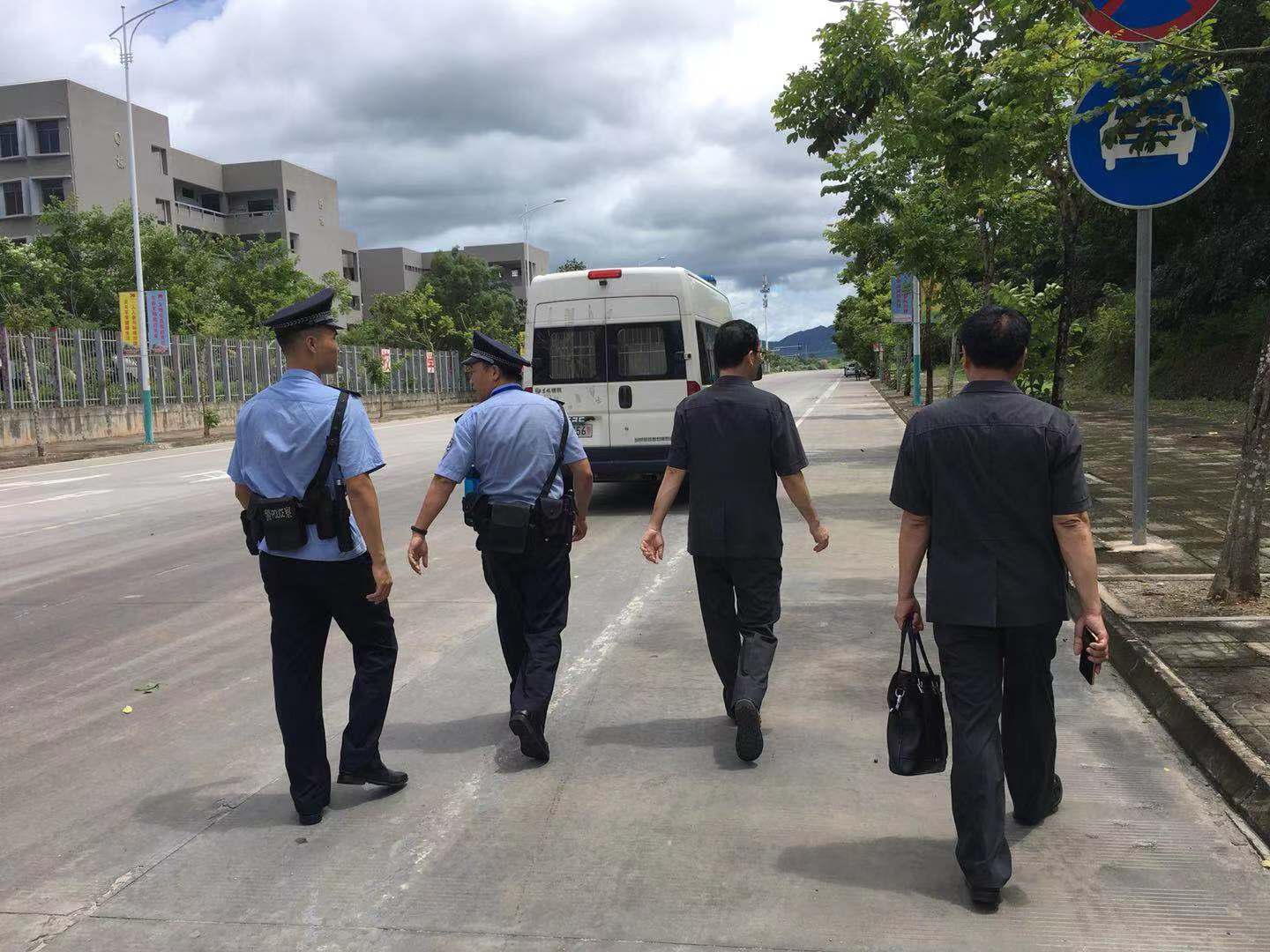 2019-07-24 执行途中遇车祸 法院干警伸援手 (2).jpg